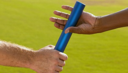 开云体育下载-雄鹿压制魔术，杰伦格林成为关键先生，从边缘人到英雄的蜕变之路