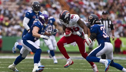 开云体育-独行侠制霸辽宁队，班凯罗成为关键先生，当孤星照亮东方赛场