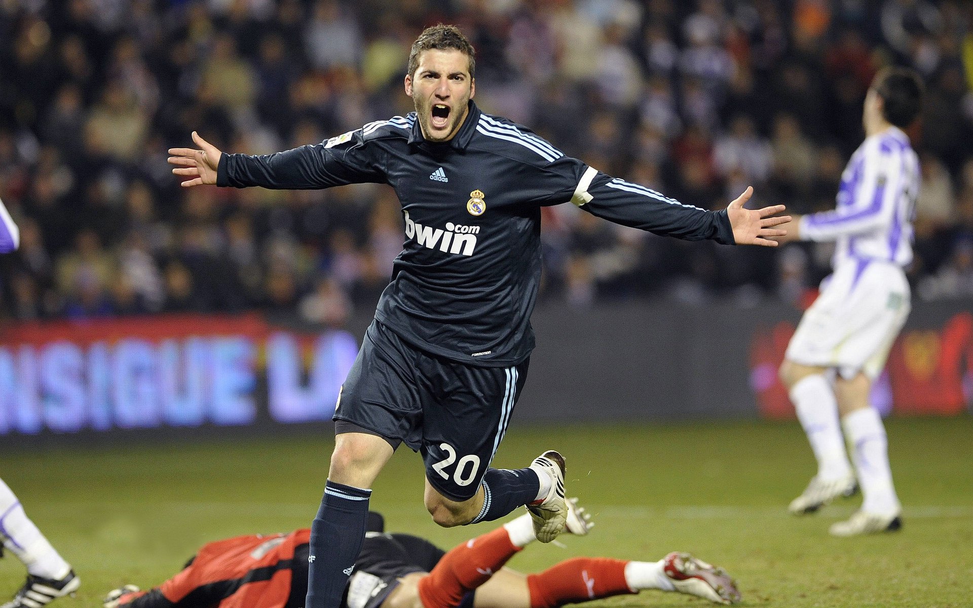 阿劳霍数据全面爆炸,当季后赛之夜被一个名字重新定义